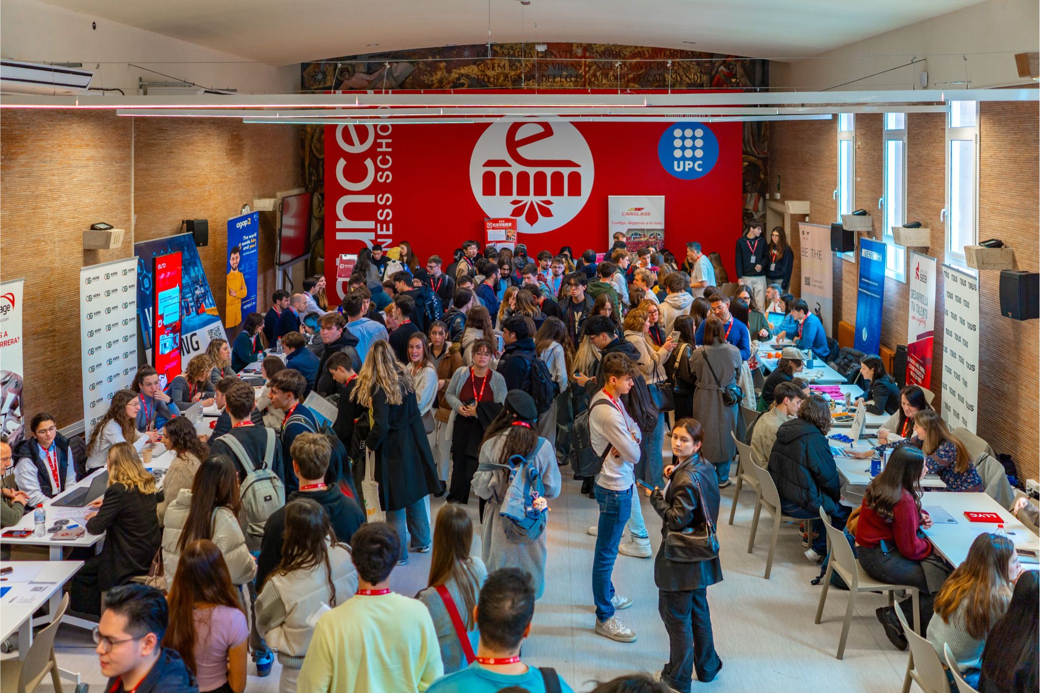 Estudiantes participando en una feria de orientación profesional en Euncet Business School.